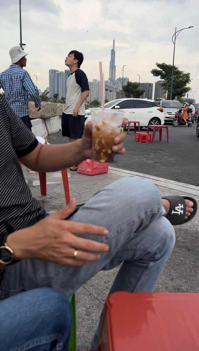 Mai Anh, JayKii có lời qua tiếng lại với người bán nước ở khu vực gần cầu Thủ Thiêm. Ảnh: MXH