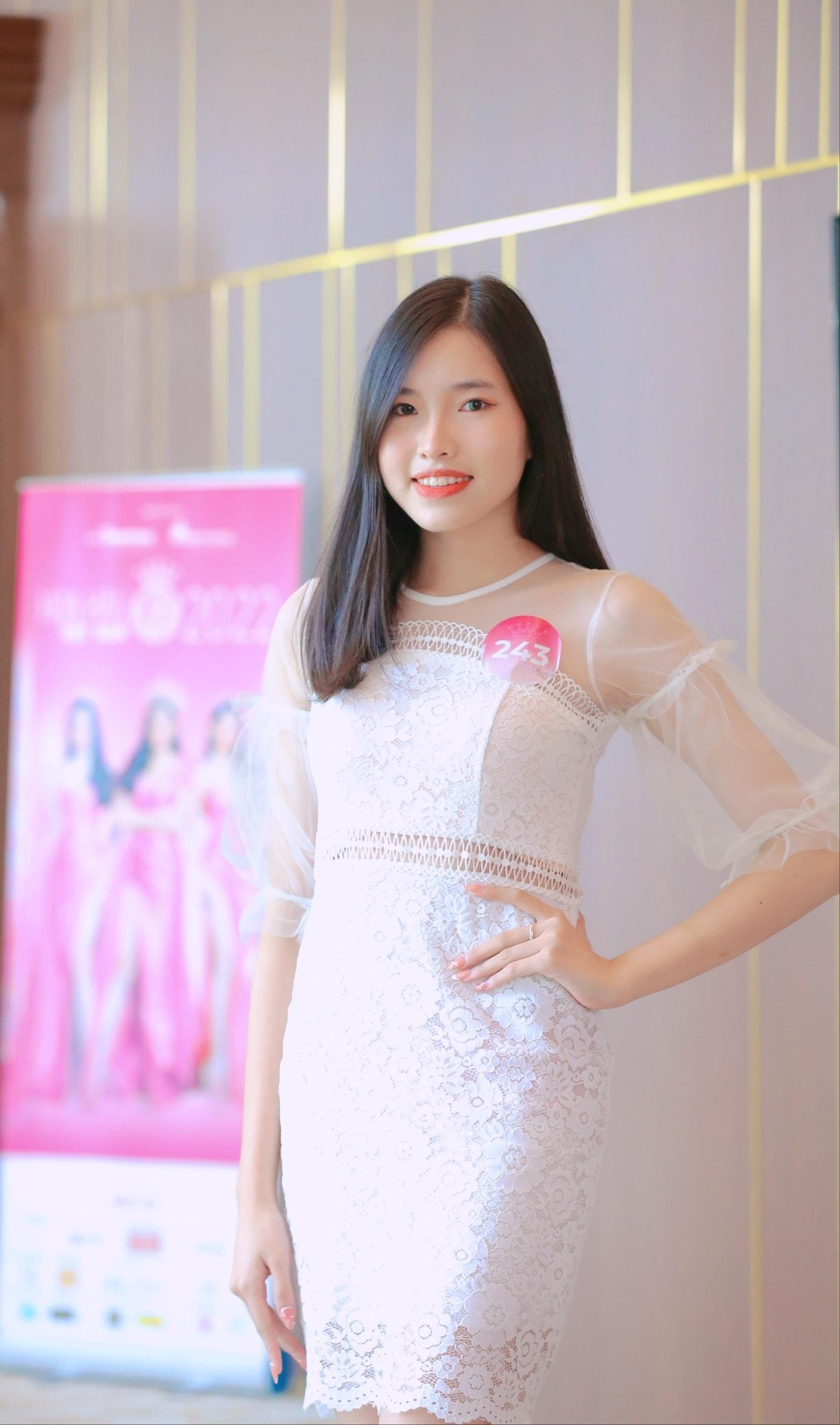 Thí sinh Phan Thị Minh Trang (sinh năm 2003, SBD 243) hai lần đạt giải A cuộc thi Liên hoan văn hóa các dân tộc tỉnh Thanh Hóa năm 2020, 2022. Minh Trang cho biết cô hồi hộp chờ đợi kết quả. “Tôi có động lực và quyết tâm thi hoa hậu sau khi Đỗ Thị Hà đăng quang. Đỗ Hà có vẻ đẹp cá tính và thể hiện bản lĩnh qua cuộc thi Miss World”, Minh Trang chia sẻ. Thí sinh Phan Thị Minh Trang (sinh năm 2003, SBD 243) hai lần đạt giải A cuộc thi Liên hoan văn hóa các dân tộc tỉnh Thanh Hóa năm 2020, 2022. Minh Trang cho biết cô hồi hộp chờ đợi kết quả. “Tôi có động lực và quyết tâm thi hoa hậu sau khi Đỗ Thị Hà đăng quang. Đỗ Hà có vẻ đẹp cá tính và thể hiện bản lĩnh qua cuộc thi Miss World”, Minh Trang chia sẻ.