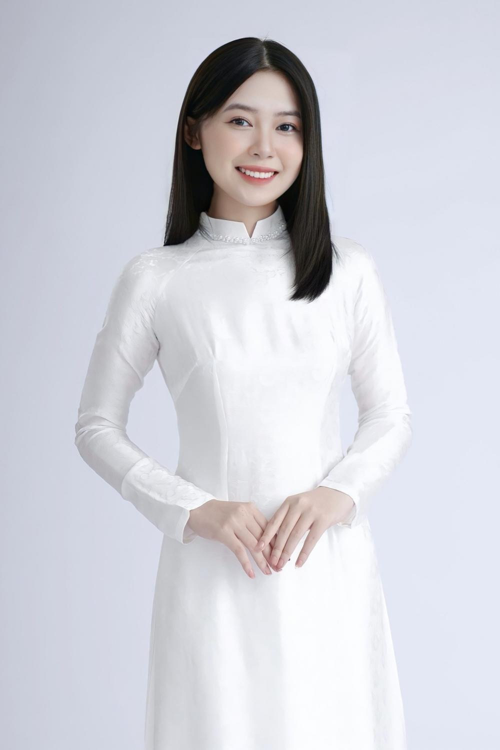 Cô hiện là sinh viên Đại học Kinh tế Quốc dân theo diện tuyển thẳng do đạt học lực xuất sắc và chứng chỉ IELTS 7.0. Thúy Trà giấu gia đình đăng ký dự thi Hoa hậu Việt Nam 2022. Cô bất ngờ khi bố mẹ thấy hình ảnh của mình trên Fanpage cuộc thi và từ Nghệ An ra Hà Nội cổ vũ, động viên.