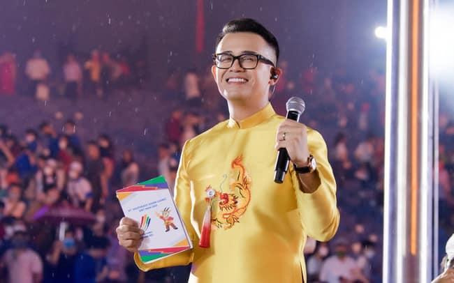 MC Đức Bảo "cầm trịch" cầu truyền hình tại Hải Phòng. Ảnh: NVCC.