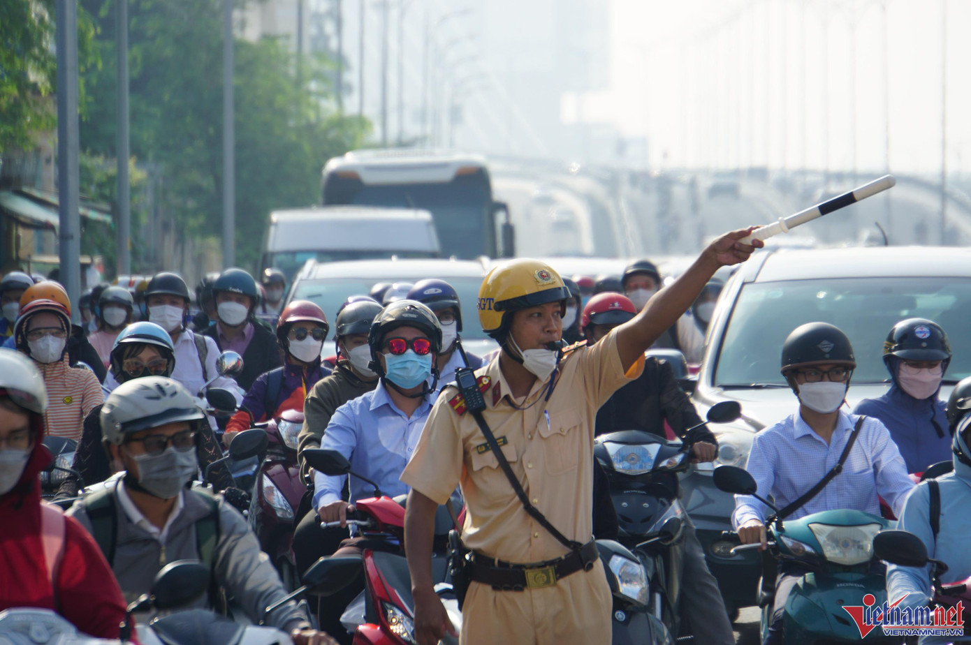 Hơn một giờ xảy ra rối loạn giao thông, CSGT đã có mặt để phân luồng điều tiết, tình hình mới dần ổn định trở lại