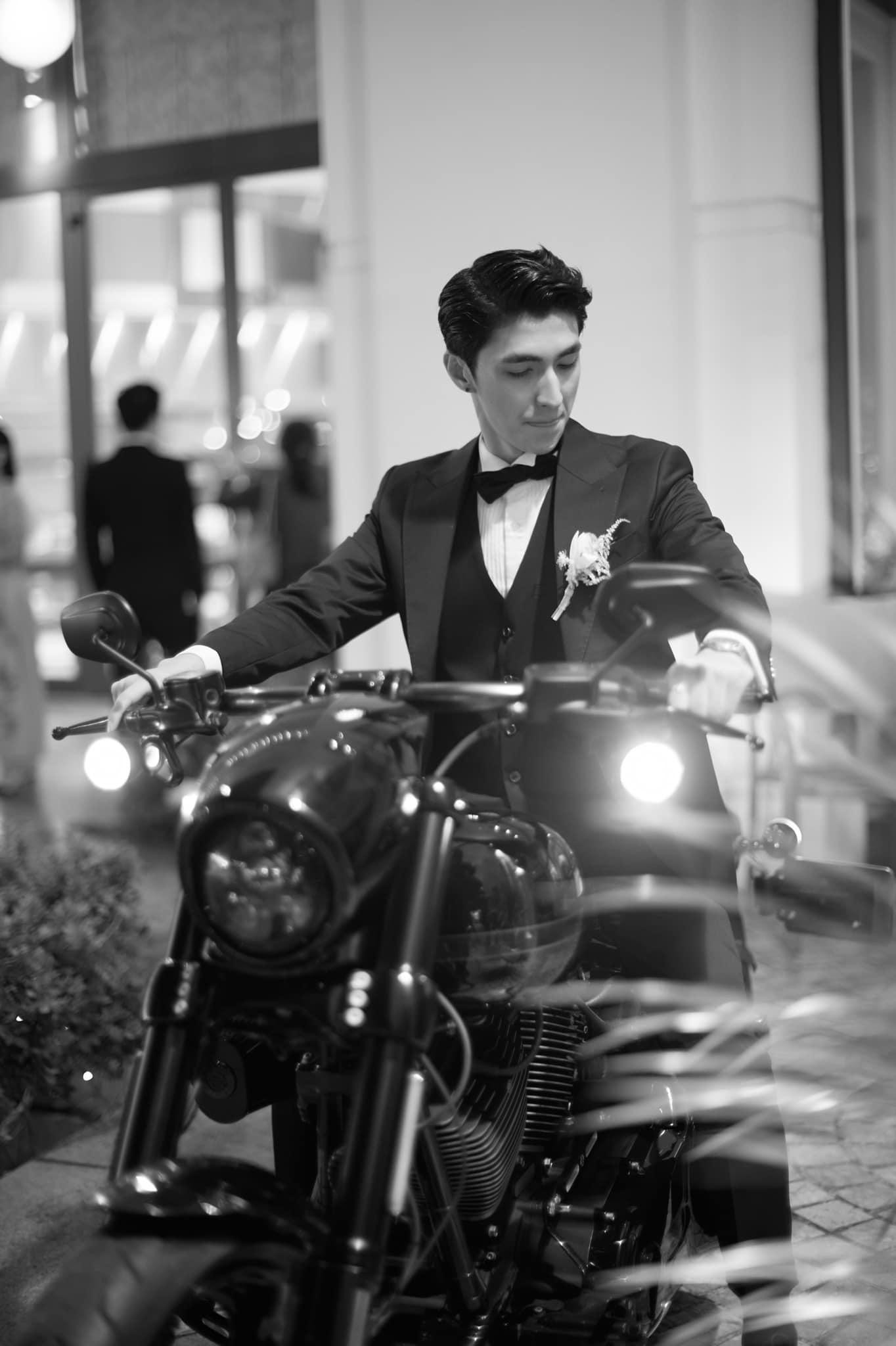 Đáng chú ý, Bình An lái môtô lên sân khấu. Trong ngày trọng đại, Bình An tuyên bố từ bỏ niềm đam mê với môtô vì Phương Nga không thích.