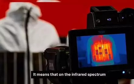 Chiếc áo tàng hình với vài mảnh đang được điều chỉnh để lạnh đi và tàng hình trước camera tầm nhiệt - Ảnh cắt từ clip của Vollebak