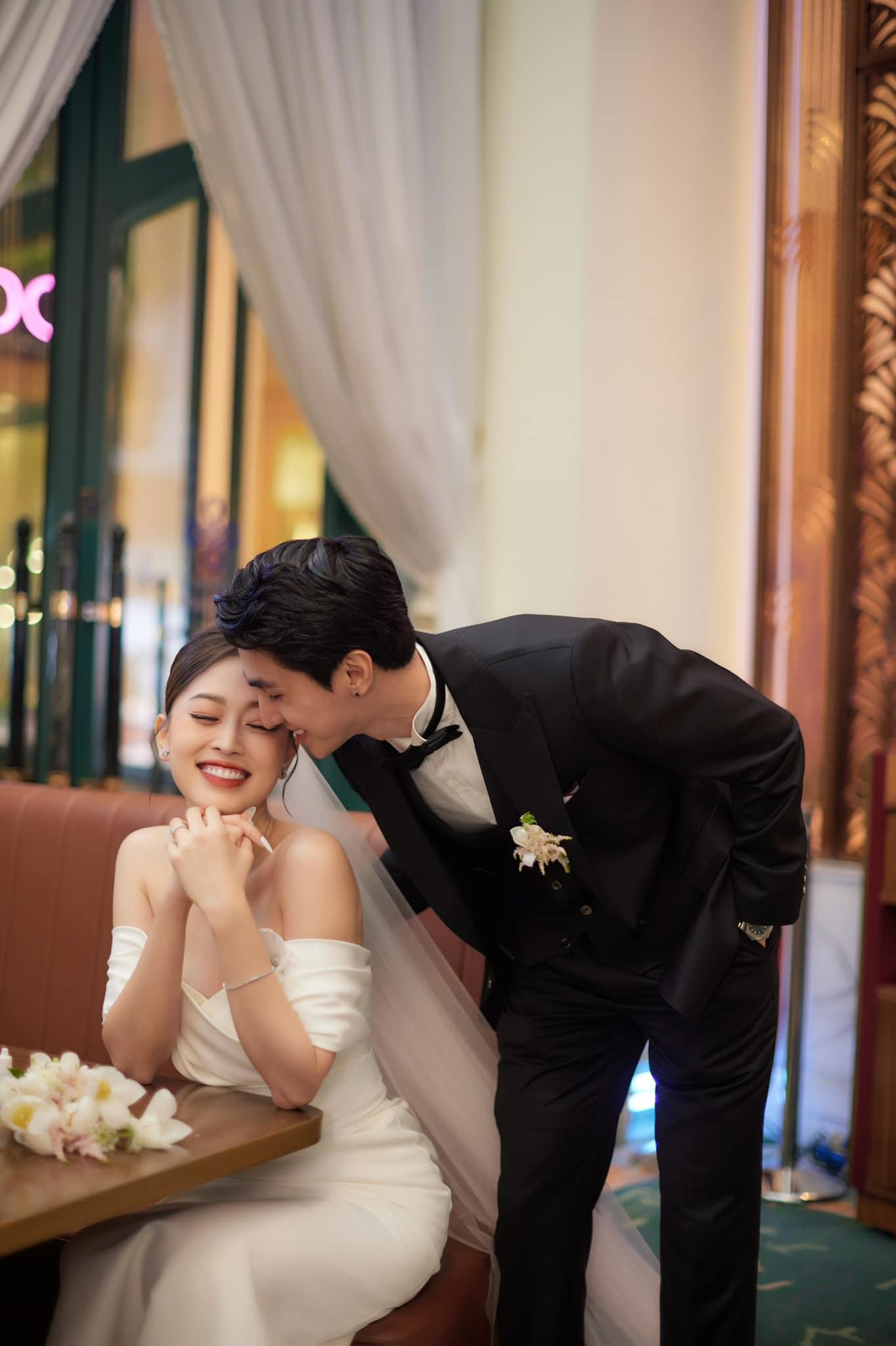 Tối 21/10, đám cưới Bình An – Phương Nga diễn ra trước sự chứng kiến của người thân, đồng nghiệp, bạn bè. Dù đã chuẩn bị tinh thần, Phương Nga nhiều lần bật khóc vì quá xúc động.