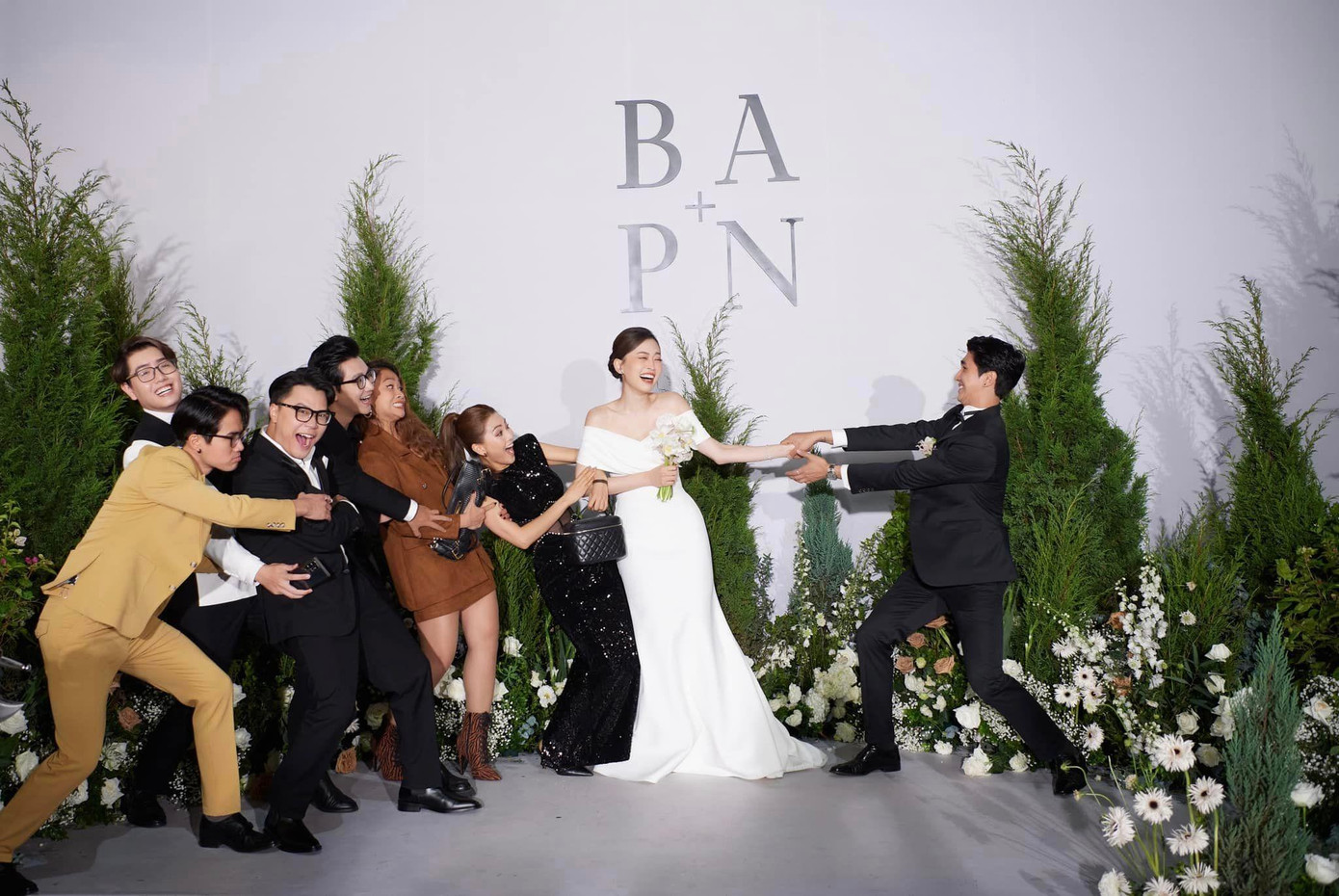 Hôn lễ của Bình An, Phương Nga có sự tham gia của nhiều sao Việt như Hoa hậu Tiểu Vy, Ngọc Hân, Lương Thùy Linh, Á hậu Tường San, Thúy An, Diễm Trang, diễn viên Lã Thanh Huyền, Đình Tú, Doãn Quốc Đam, Quỳnh Kool, Mạnh Trường, Huyền Lizzie...