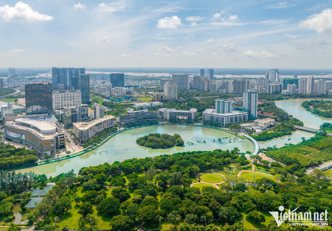 Ngoài ra, TP còn tạo ra nhiều mảng xanh khác cho người dân có thêm nơi vui chơi, tập luyện. Tổ hợp công viên Hồ Bán Nguyệt và cầu Ánh Sao Sài Gòn là một điển hình.