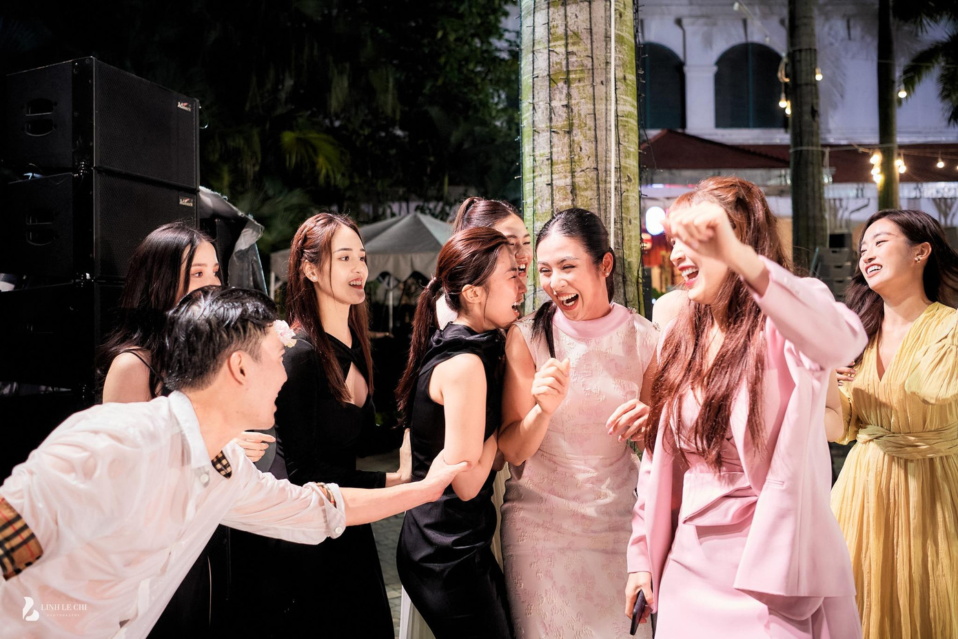 Hoa hậu Ngọc Hân và các khách mời cố né tránh để không bị kéo xuống hồ bơi.