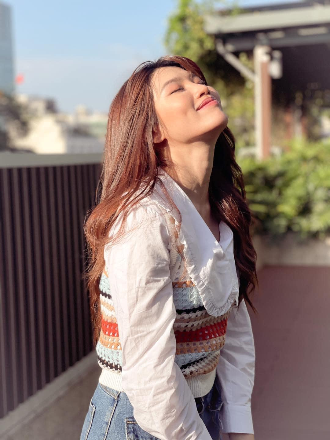 Quỳnh Châu là cựu học sinh trường THPT Võ Trường Toản (quận 12, TP.HCM). Ngay từ khi còn ngồi trên ghế trường, cô đã bén duyên với nghệ thuật, làm mẫu ảnh cho nhiều tạp chí. Quỳnh Châu đạt được nhiều thành tích nổi bật như Top 100 Miss Teen 2011, 1 trong 6 gương mặt Đại sứ thể thao học đường TP.HCM, Top 12 tuần HHT icon 2010, Giải 2 Tiếng hát chim Sơn ca… Quỳnh Châu là cựu học sinh trường THPT Võ Trường Toản (quận 12, TP.HCM). Ngay từ khi còn ngồi trên ghế trường, cô đã bén duyên với nghệ thuật, làm mẫu ảnh cho nhiều tạp chí. Quỳnh Châu đạt được nhiều thành tích nổi bật như Top 100 Miss Teen 2011, 1 trong 6 gương mặt Đại sứ thể thao học đường TP.HCM, Top 12 tuần HHT icon 2010, Giải 2 Tiếng hát chim Sơn ca…