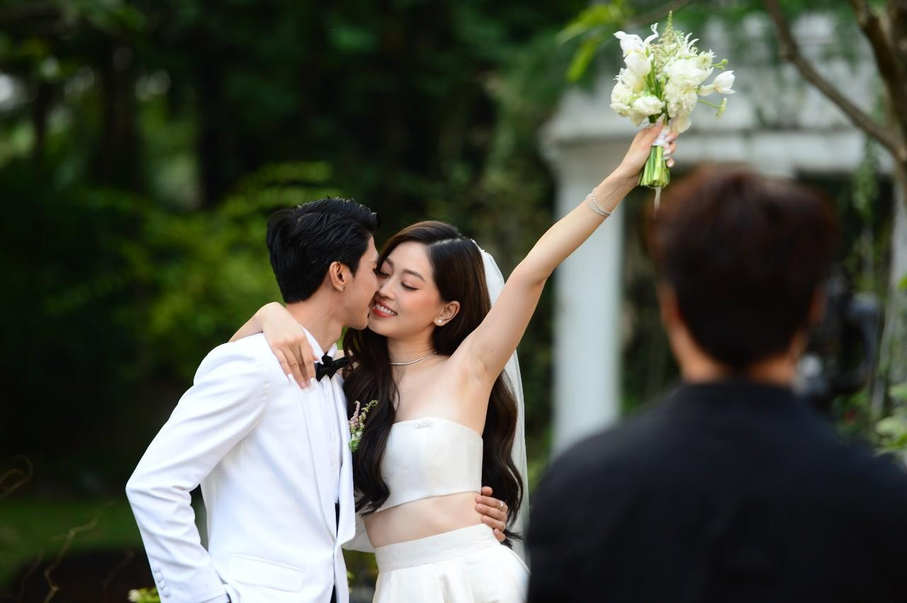 Từ 17h, khách mời có mặt tại hôn lễ.