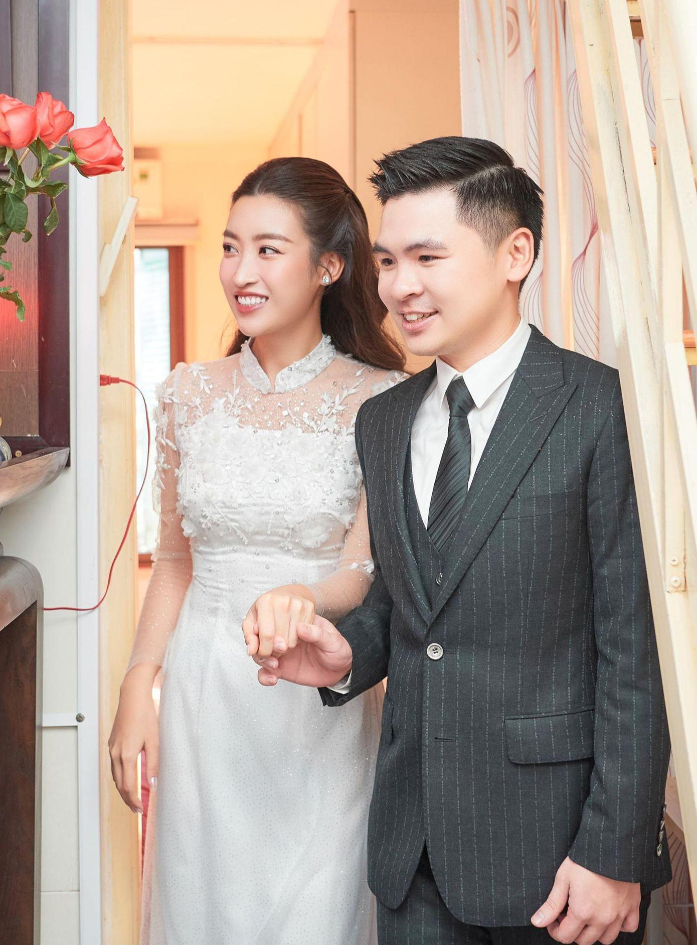 Đỗ Mỹ Linh và bạn trai Đỗ Vinh Quang hẹn hò trong hai năm trước khi tiến tới hôn nhân. Từ khi yêu cho đến thời điểm công bố đám cưới, cặp uyên ương luôn giữ sự riêng tư nhất định.