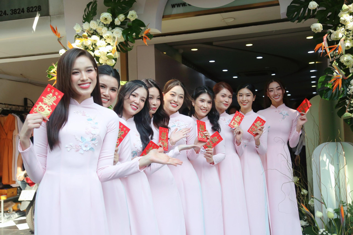 Buổi lễ được tổ chức riêng tư với sự tham gia của gia đình, bạn bè thân thiết. Hoa hậu Đỗ Thị Hà, Lương Thùy Linh, Á hậu Phương Nga, Thùy Dung, Diệu Thùy, Hoa khôi Thúy Vi nằm trong đội hình bê tráp cho lễ ăn hỏi của Hoa hậu Đỗ Mỹ Linh.