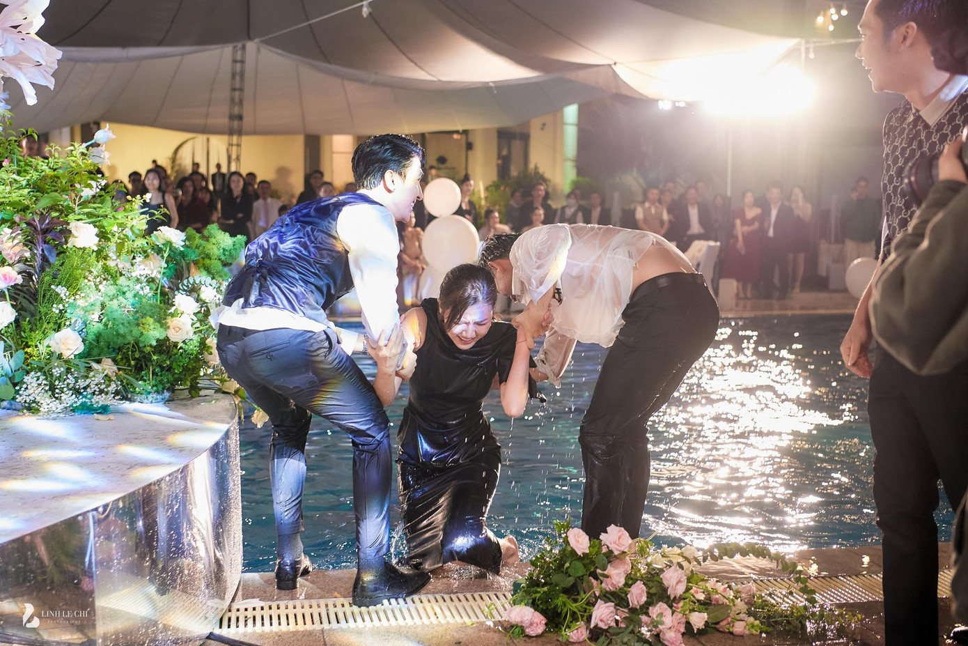 Lương Thanh được kéo lên từ hồ bơi.