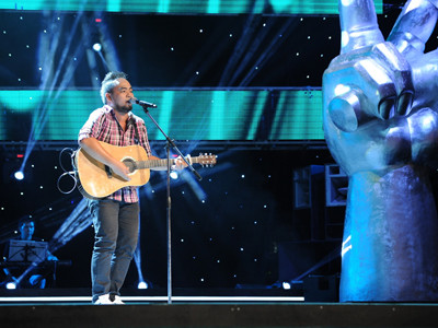 Thầy giáo kiêm bán bánh kiêm ca sĩ Nhật Quang được cả 4 HLV bấm nút. Ảnh: Nguyễn Bá Ngọc. Thầy giáo kiêm bán bánh kiêm ca sĩ Nhật Quang được cả 4 HLV bấm nút. Ảnh: Nguyễn Bá Ngọc