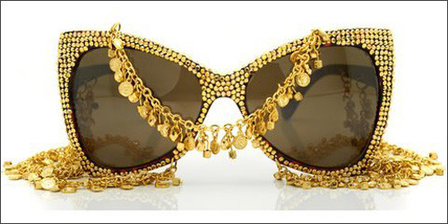 Kính chuồn đính đá quý màu vàng có giá 280 đô la Mỹ Kính mắt màu xám ghi với viền hoa nhựa tinh tế sang trọng có giá 400 đô la Mỹ Kính không số viền đá pha lê đen có giá 280 đô la Mỹ Kính mắt với viền xéo và dây đeo vàng đín lục lặc có giá 300 đô la Mỹ Kính mắt mèo với thiết kế tinh xảo và sang trọng có giá bán 270 đô la Mỹ Chiếc kính này có giá 280 đô la Mỹ Mẫu kính dành cho các ngôi sao với hình vương miện trên gọng được bán với giá 290$ Bạn cần chi 320 usd cho chiếc kính mắt mèo đính ngọc trai sáng loáng này 350 usd là giá cho chiếc kính "trăng sao" ngộ nghĩnh màu đen Những viên pha lê lớn khiến chiếc kính mắt mèo có giá tới 370 usd Kính dành cho các tín đồ thời trang rock-chic với những chiếc đầu lâu độc đáo mang tên Big Cartel có giá 350 usd Chiếc kính tên gọi Bleach có giá 250 usd Mẫu Bootsy_white có giá bán 275 usd Kính Ellington_black được bán với giá 250 usd Kính gọng đính hạt vàng có giá 800 usd Chiếc Lux_black này bạn cần chi 250 usd nếu muốn có nó Một thiết kế hoàn hảo mang têb Phillips_pastel, nó có giá 250 usd Chiếc Rockstar_gold được bán với giá 250 usd