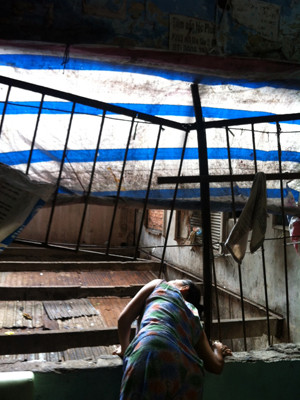 Nhiều người dân vẫn cố bám trụ lại