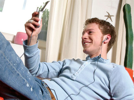 Không nên đeo tai phone nghe nhạc quá to