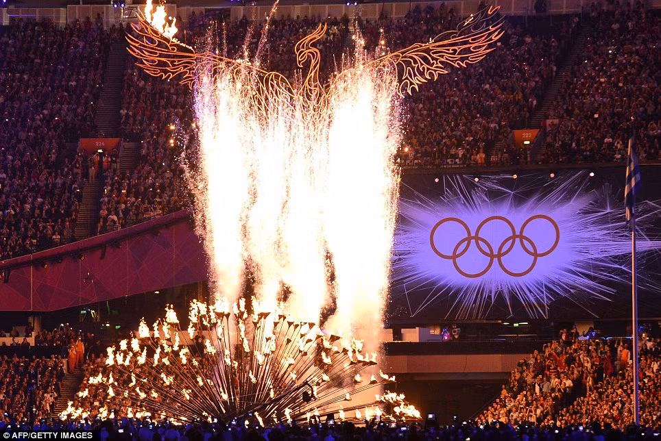 Màn pháo hoa nghệ thuật tưởng chừng thiêu đốt được cả thành London