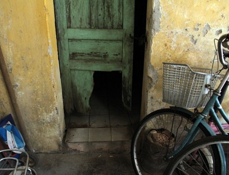 Khu nhà C5 Quỳnh Mai, những mảng tường đã bị toác từng mảng lớn.