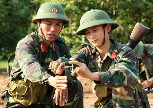 Mỗi động tác của các chiến sĩ luôn được cán bộ huấn luyện, chỉ bảo tận tình, chính xác