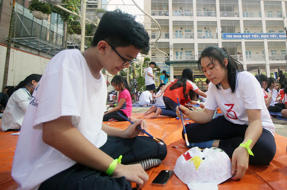 Học sinh Hà Thành làm mặt nạ giấy bồi đón Trung thu truyền thống ảnh 7