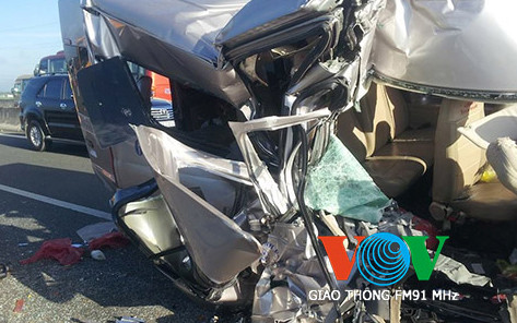 Ảnh: Xe khách nát bét sau khi đâm xe tải ảnh 2