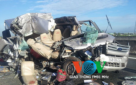 Ảnh: Xe khách nát bét sau khi đâm xe tải ảnh 3