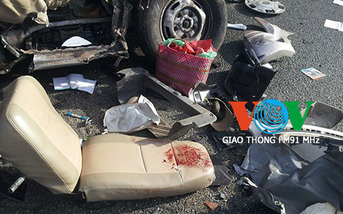 Ảnh: Xe khách nát bét sau khi đâm xe tải ảnh 7