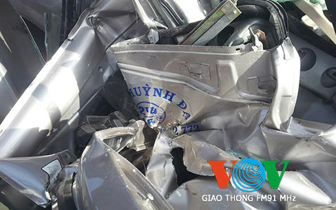 Ảnh: Xe khách nát bét sau khi đâm xe tải ảnh 9