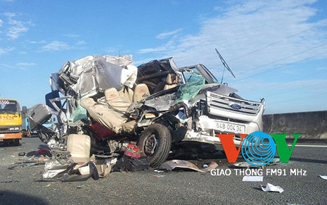 Ảnh: Xe khách nát bét sau khi đâm xe tải ảnh 1