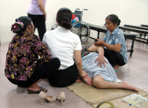 Bị hại trải chiếu nằm nghe tòa xử án ảnh 1