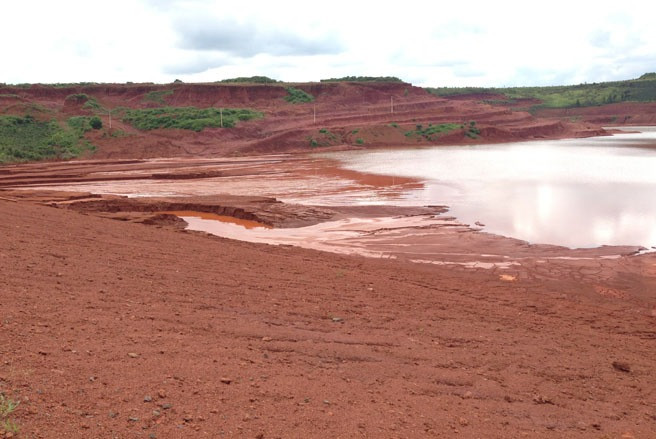 Khu vực chứa quặng đuôi, tức đất bẩn, sau khi rửa quặng nguyên khai