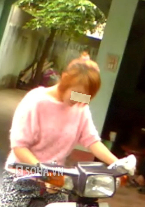 Một gái mại dâm chờ khách "tắm" cùng. Một gái mại dâm chờ khách