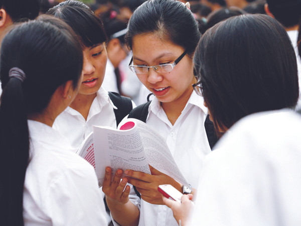 Trao đổi sau giờ thi THPT 2012. Ảnh: Hồng Vĩnh. Trao đổi sau giờ thi THPT 2012 Ảnh: Hồng Vĩnh