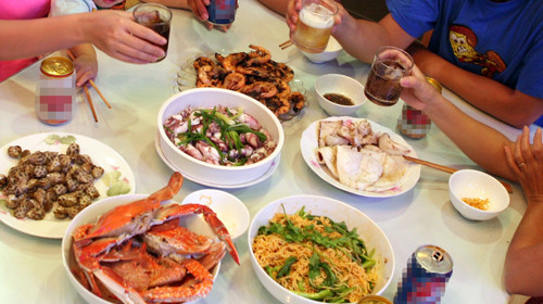 Ăn nhiều thịt sống hay hải sản sống có thể gây tiêu chảy, người bệnh nên uống nước ấm giúp giảm đau bụng. Ảnh: Quân Nam (Tuổi Trẻ) Ăn nhiều thịt sống hay hải sản sống có thể gây tiêu chảy, người bệnh nên uống nước ấm giúp giảm đau bụng