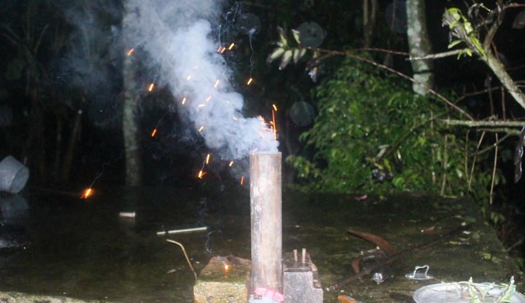 Quả pháo đang được mồi lửa, chuẩn bị nổ