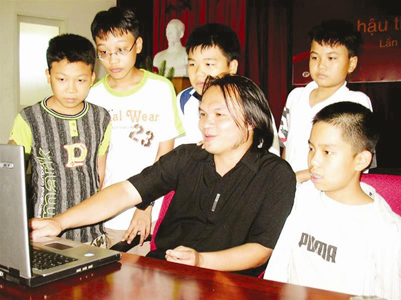 Từ trái qua: Hoàng Minh Sơn, Lê Nguyễn Vương Linh, Ngô Đặng Hải, Nguyễn Minh Thắng, Phạm Tiến Long và thầy Trần Phương. Từ trái qua: Hoàng Minh Sơn, Lê Nguyễn Vương Linh, Ngô Đặng Hải, Nguyễn Minh Thắng, Phạm Tiến Long và thầy Trần Phương.