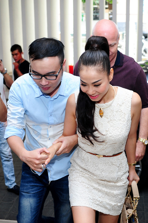 Nữ ca sĩ được tháp tùng vào phòng họp báo trước vòng vây của fan