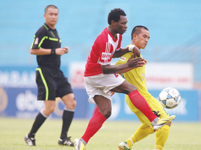 K.Kiên Giang (áo đỏ) rất muốn “rửa mặt” sau thảm bại 0-5 trước Hà Nội T&T hồi giữa tuần. ảnh: VSI