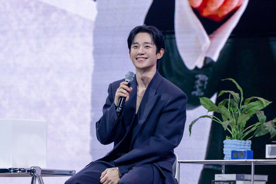 Nam diễn viên Jung Hae In vừa kết thúc thành công buổi họp mặt người hâm mộ OUR TIME - HBD, nơi anh bày tỏ sự chân thành của mình tới fan. Buổi họp mặt Haenis (tên fandom) này được tổ chức tại nhà thi đấu Hwajung của Đại học Hàn Quốc ở Seongbuk-gu, Seoul vào ngày 30/3, ngay trước sinh nhật của Jung Hae In (1/4).