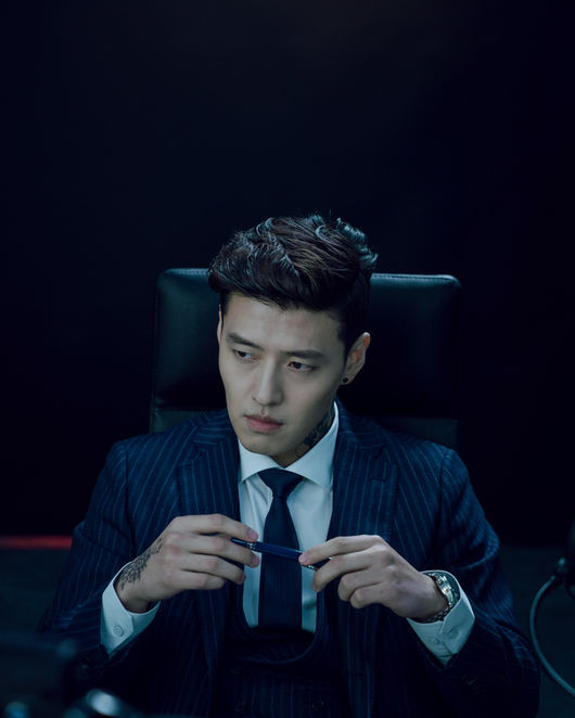 Kang Ha Neul vừa có hoạt động quảng bá cho bộ phim Opposition Party (do Hwang Byung Gook đạo diễn). Đây là bộ phim hành động tội phạm xoay quanh mối quan hệ giữa một tay môi giới thiết kế đường dây ma túy của Hàn Quốc, một công tố viên muốn leo cao hơn và một thám tử liều lĩnh mọi thứ để trấn áp tội phạm ma túy với những mục tiêu khác nhau. Ngoài Kang Ha Neul, phim còn có sự tham gia của Yoo Hae Jin và Park Hae Joon. Năm nay là năm bận rộn của Kang Ha Neul với một loạt dự án như Streaming, bộ phim truyền hình ENA , Your Taste, phần 3 của loạt phim Squid Game trên Netflix và 84㎡ (84 mét vuông)... Kang Ha Neul vừa có hoạt động quảng bá cho bộ phim Opposition Party (do Hwang Byung Gook đạo diễn). Đây là bộ phim hành động tội phạm xoay quanh mối quan hệ giữa một tay môi giới thiết kế đường dây ma túy của Hàn Quốc, một công tố viên muốn leo cao hơn và một thám tử liều lĩnh mọi thứ để trấn áp tội phạm ma túy với những mục tiêu khác nhau. Ngoài Kang Ha Neul, phim còn có sự tham gia của Yoo Hae Jin và Park Hae Joon. Năm nay là năm bận rộn của Kang Ha Neul với một loạt dự án như Streaming, bộ phim truyền hình ENA , Your Taste, phần 3 của loạt phim Squid Game trên Netflix và 84㎡ (84 mét vuông)...