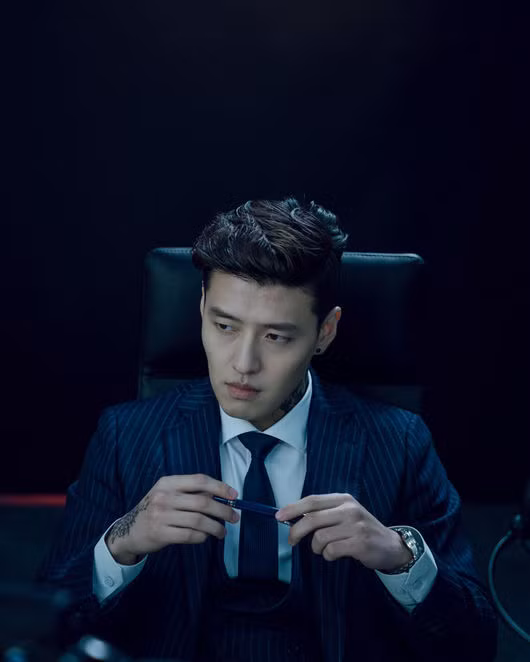 Kang Ha Neul vừa có hoạt động quảng bá cho bộ phim Opposition Party (do Hwang Byung Gook đạo diễn). Đây là bộ phim hành động tội phạm xoay quanh mối quan hệ giữa một tay môi giới thiết kế đường dây ma túy của Hàn Quốc, một công tố viên muốn leo cao hơn và một thám tử liều lĩnh mọi thứ để trấn áp tội phạm ma túy với những mục tiêu khác nhau. Ngoài Kang Ha Neul, phim còn có sự tham gia của Yoo Hae Jin và Park Hae Joon. Năm nay là năm bận rộn của Kang Ha Neul với một loạt dự án như Streaming, bộ phim truyền hình ENA , Your Taste, phần 3 của loạt phim Squid Game trên Netflix và 84㎡ (84 mét vuông)... Kang Ha Neul vừa có hoạt động quảng bá cho bộ phim Opposition Party (do Hwang Byung Gook đạo diễn). Đây là bộ phim hành động tội phạm xoay quanh mối quan hệ giữa một tay môi giới thiết kế đường dây ma túy của Hàn Quốc, một công tố viên muốn leo cao hơn và một thám tử liều lĩnh mọi thứ để trấn áp tội phạm ma túy với những mục tiêu khác nhau. Ngoài Kang Ha Neul, phim còn có sự tham gia của Yoo Hae Jin và Park Hae Joon. Năm nay là năm bận rộn của Kang Ha Neul với một loạt dự án như Streaming, bộ phim truyền hình ENA , Your Taste, phần 3 của loạt phim Squid Game trên Netflix và 84㎡ (84 mét vuông)...
