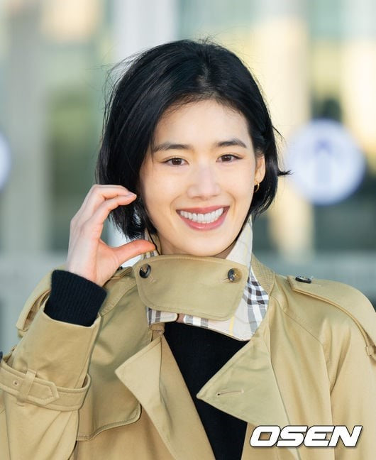 Jung Eun Chae được mời vào vai Kang Shin Jae, người đứng đầu công ty luật L&amp;J. Kang Shin Jae là thủ lĩnh của bộ ba luật sư, toát lên vẻ uy quyền và sức hút áp đảo. Cô ấy là người sẽ không dừng lại trước bất cứ điều gì để đạt được mục tiêu của mình.