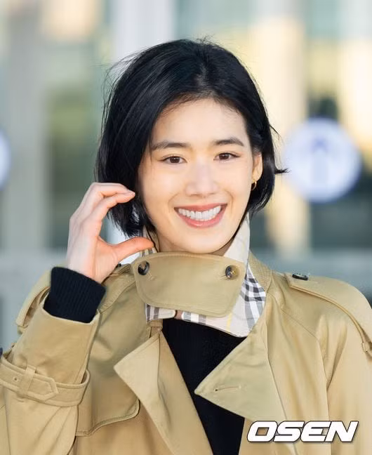 Jung Eun Chae được mời vào vai Kang Shin Jae, người đứng đầu công ty luật L&amp;J. Kang Shin Jae là thủ lĩnh của bộ ba luật sư, toát lên vẻ uy quyền và sức hút áp đảo. Cô ấy là người sẽ không dừng lại trước bất cứ điều gì để đạt được mục tiêu của mình.