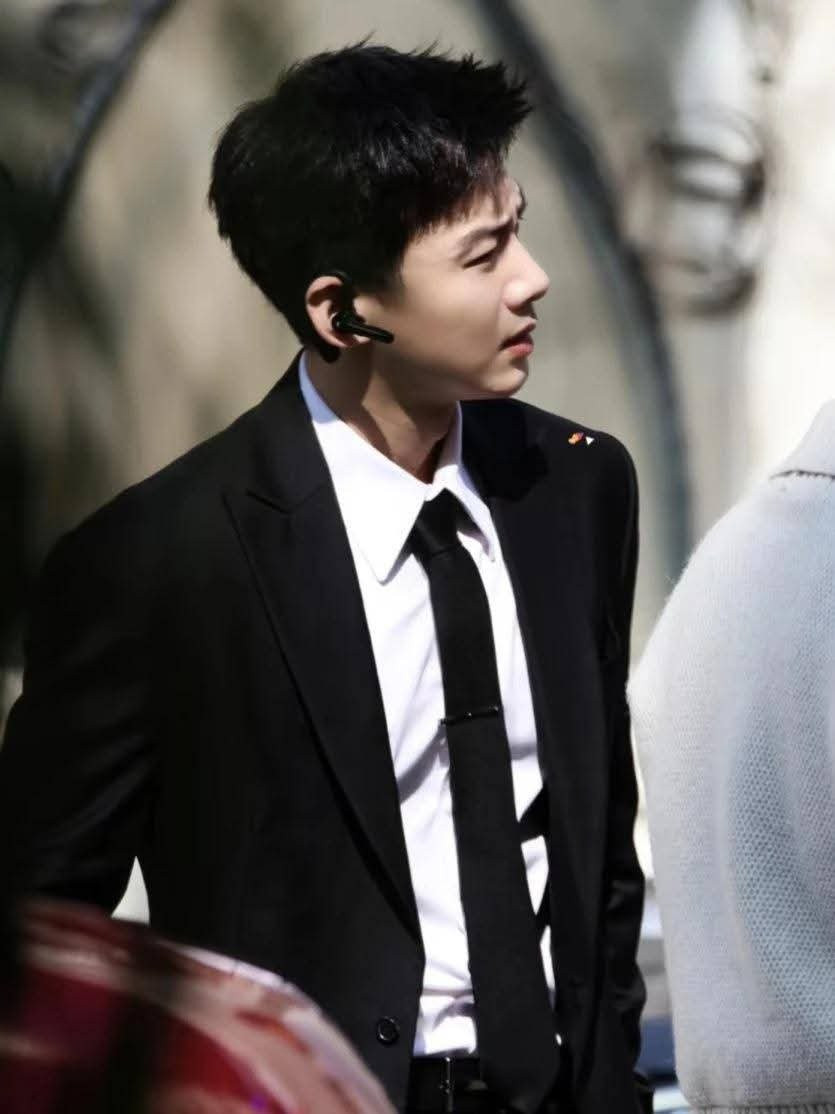 Bạch Kính Đình hiện đang được chờ đón trong bộ phim trinh thám sắp ra mắt Mobius (Ngày không ngủ). Phim về thám tử Lục Thiên Phong (Bạch Kính Đình) vô tình phát hiện mình có khả năng đảo ngược thời gian và lặp lại chu kỳ trong cùng một ngày, giúp anh giải quyết nhiều vụ án hóc búa. Tuy nhiên, một ngày nọ, anh nhận được thông báo về một vụ giết người liên quan đến nghi phạm X. Những vụ án trước đó với phương thức phạm tội hoàn hảo khiến Lục Thiên Phong nghi ngờ rằng X cũng sở hữu siêu năng lực tương tự. Lục Thiên Phong cùng đội điều tra của mình tiến hành phá án và phát hiện nhiều manh mối liên quan đến một nhóm nghiên cứu di truyền. Khi điều tra càng sâu, các dấu vết bắt đầu dẫn đến những người thân cận với anh, mở ra một câu chuyện phức tạp và đầy bất ngờ.