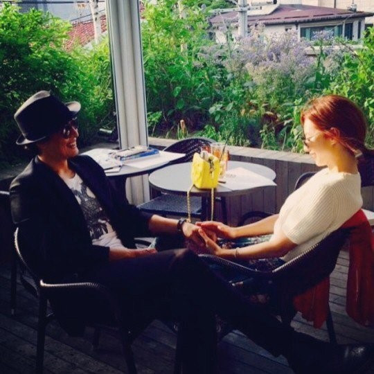 Bae Yong Joon và Park Soo Jin, những người từng là tâm điểm của nhiều cuộc bàn tán và tranh cãi khi công khai mối quan hệ và kết hôn vào năm 2015, đã có đứa con đầu lòng, một bé trai, vào tháng 10/2016 và một bé gái, vào tháng 4/2018.