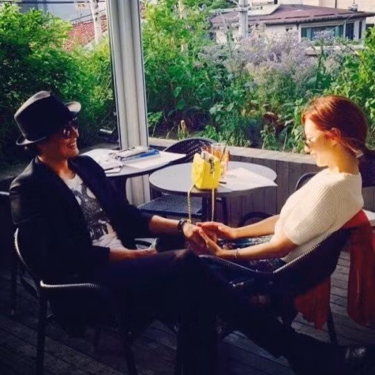 Bae Yong Joon và Park Soo Jin, những người từng là tâm điểm của nhiều cuộc bàn tán và tranh cãi khi công khai mối quan hệ và kết hôn vào năm 2015, đã có đứa con đầu lòng, một bé trai, vào tháng 10/2016 và một bé gái, vào tháng 4/2018.