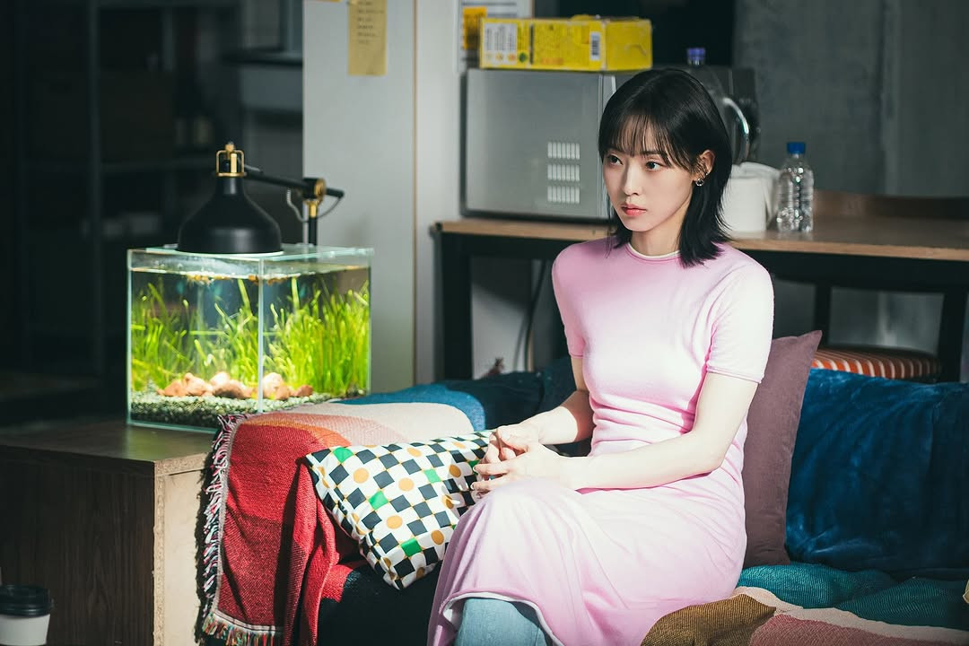 Jeon So Nee vào vai Son Ju A, bạn của Ko Gyeom và là người yêu cũ của Hong Si Jun, người tìm thấy cảm hứng khi nhìn vào sự theo đuổi không ngừng nghỉ của họ đối với ước mơ của mình, điều cuối cùng thúc đẩy cô trở thành một nhà biên kịch. Sau khi chia tay Hong Si Jun và rời đi, cô trở lại với tư cách là một nhà văn thành công, đưa câu chuyện của họ đến một ngã ba đường đau thương.