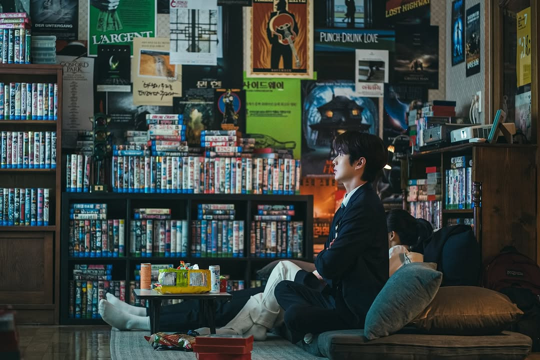 Choi Woo Shik sẽ vào vai Ko Gyeom, một người đam mê phim ảnh và diễn viên đảm nhận nhiều vai phụ nhưng cuối cùng lại trở thành nhà phê bình phim. Đúng với quy tắc của phim tình cảm lãng mạn, anh phải lòng Kim Mu Bee (Park Bo Young) ngay từ lần gặp gỡ đầu tiên.