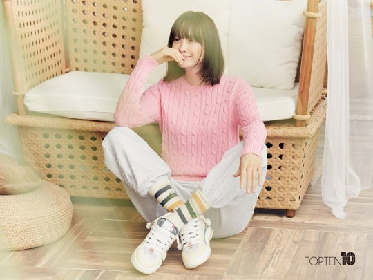 Lee Na Young luôn gây ấn tượng mạnh mẽ cùng độ 'hot' và visual vẫn cực hút truyền thông mỗi lần trở lại. Sở hữu đôi chân dài trứ danh, cùng vẻ ngoài vừa hiện đại, vừa phá cách và phong cách thời thượng, vóc dáng trẻ trung, cùng visual 'nữ thần' đáng mơ ước ở tuổi U50, Lee Na Young khiến netizen chỉ biết cảm thán: "Bảo sao người đàn ông tử tế, 'ông hoàng quảng cáo', 'nam thần ngàn năm có một' như Won Bin lại gạt bỏ showbiz hào nhoáng để toàn tâm toàn ý ở bên gia đình.