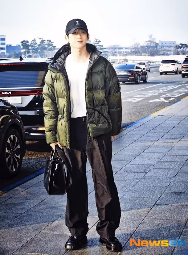 Jung Hae In vừa rời đi từ sân bay Gimpo để tham gia lịch trình ở nước ngoài vào hôm nay ngày 3/4/2025. Jung Hae In vừa rời đi từ sân bay Gimpo để tham gia lịch trình ở nước ngoài vào hôm nay ngày 3/4/2025.